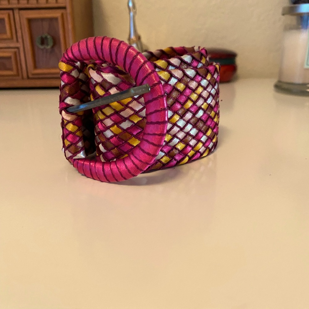 Woven fashion belt. Gently used. Great condition